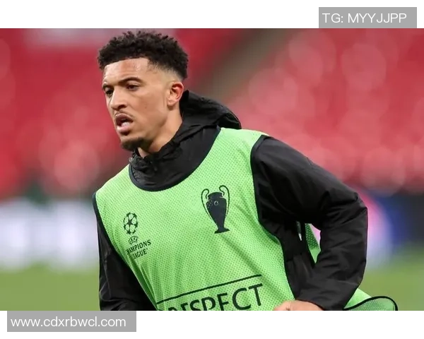 从贫困街头到绿茵巅峰：那些凭实力逆袭的足球传奇球星