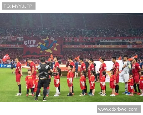 两大足球巨星巅峰相遇深情对视震撼全场掀起无数球迷热烈讨论