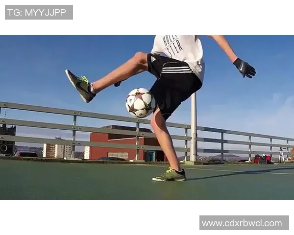 炫技巅峰球星花式足球秀点燃激情展现极致技巧与运动魅力 炫技巅峰球星花式足球秀点燃激情展现极致技巧与运动魅力